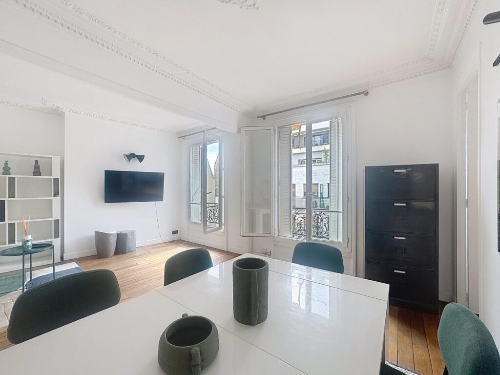 PARIS 17- Métro Pereire- Rue Rennequin- joli 2 pièces meublé- immeuble ancien- 5ème avec ascenseur